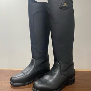 New woman’s Mountain Horse riding boots size 6